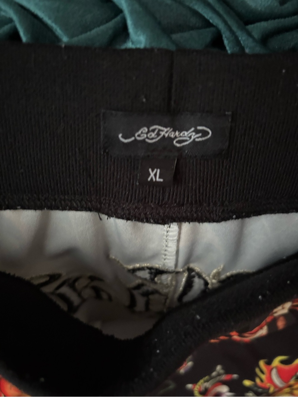 Ed Hardy Black Tattoo-Print Joggers with White Cropped Logo Tee - Picture 10 of 10